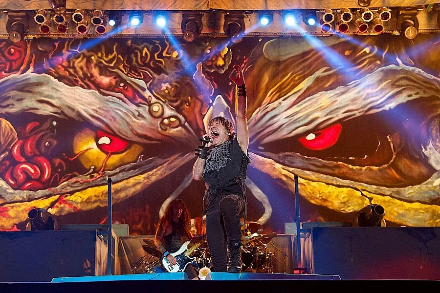 Фенове чакат "Мейдън" с ракия