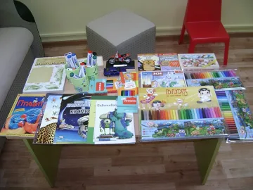 Разпитват хлапета сред книжки и плюшени мечета