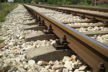 Влак блъсна лек автомобил при спуснат прелез