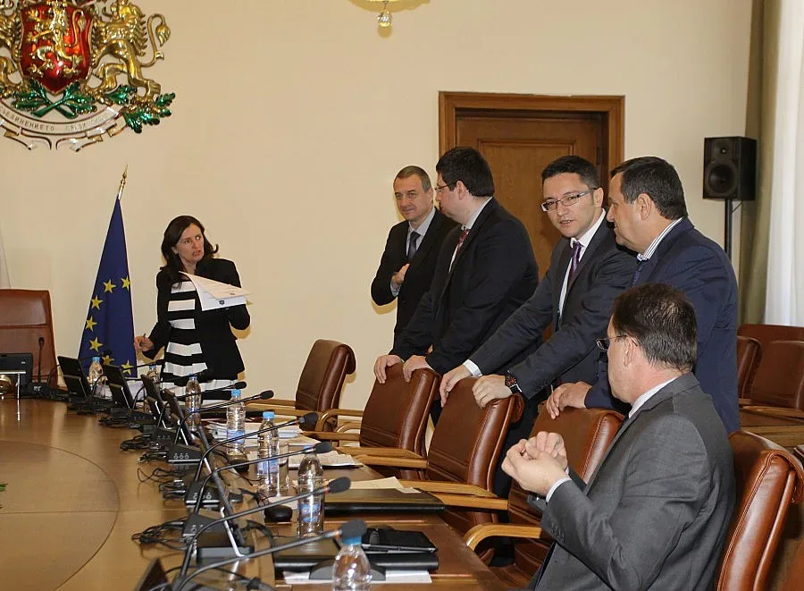 Решават за оставката на кабинета в сряда