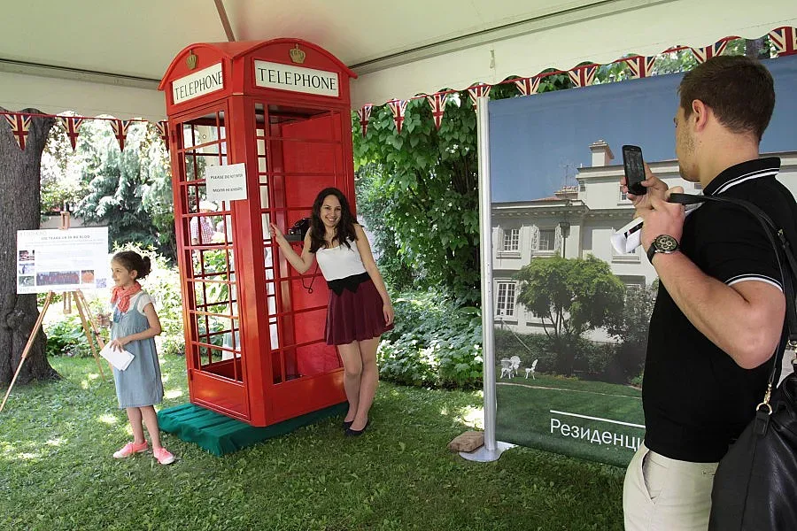 Английски чай с пай и със Шекспир в дома на британския посланик
