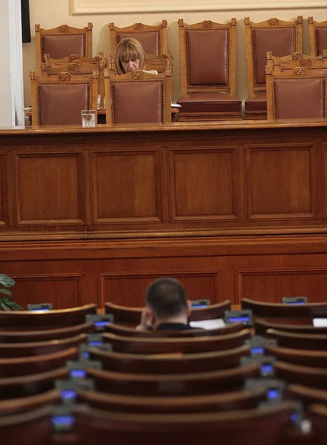 Депутатската заплата падна със 186 лева