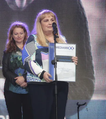 Славка Бозукова с награда Crossing Cultures