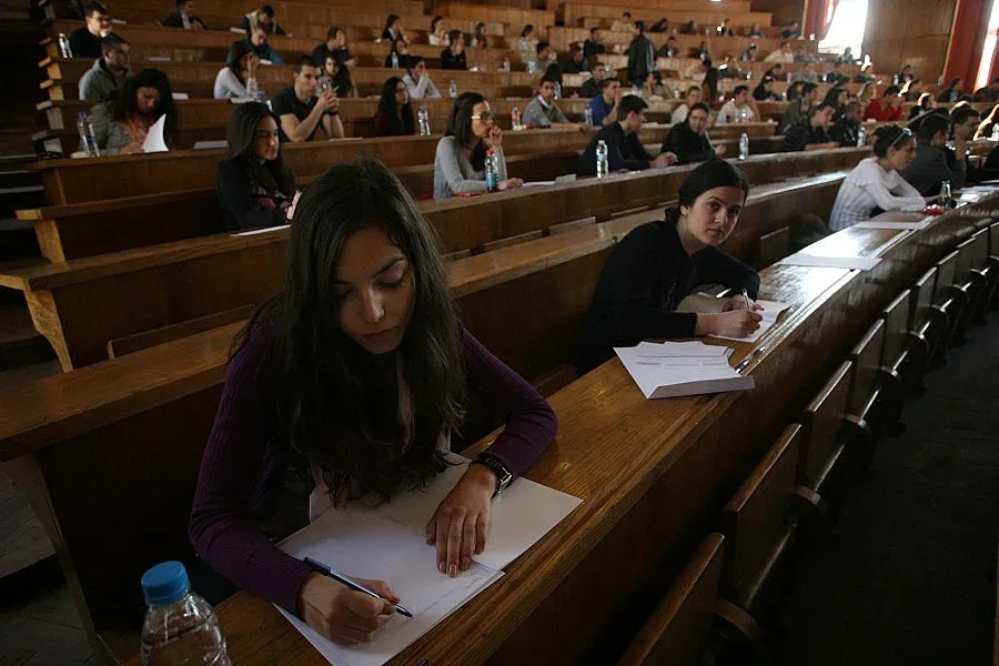 Кандидат-студентски изпити по български език и биология в СУ