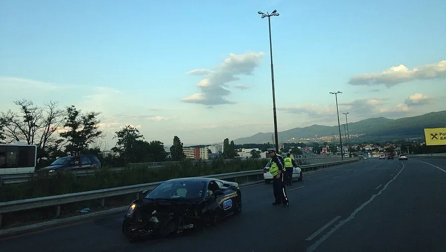 Потрошиха лъскава спортна кола на "Цариградско"