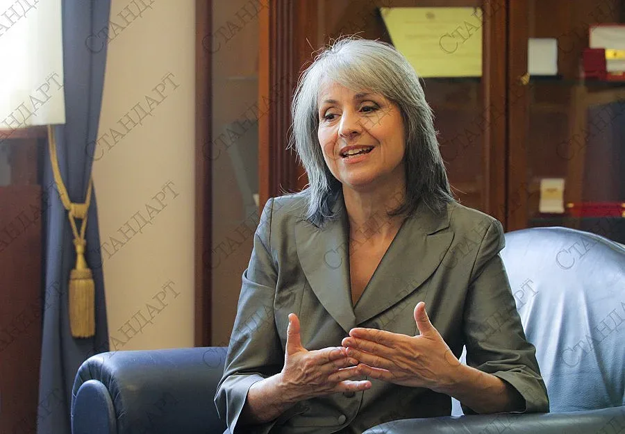 Попова иска да запази президентската институция цяла