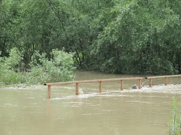 Нови поражения в нивите, река наводни къмпинг и заведения