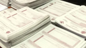 Данъчни спират заплатите на 580 пловдивчани