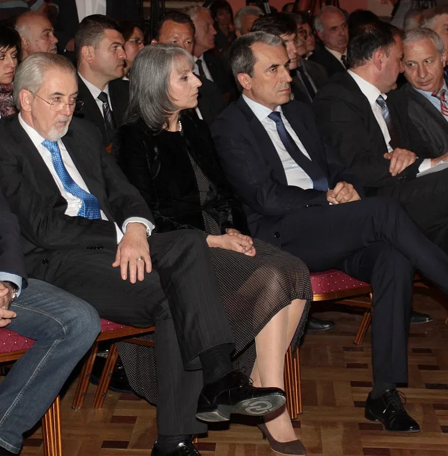 Министри грабнаха куфарите