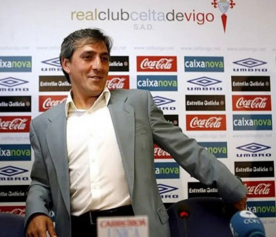 Домашно уреди  "Левски" с треньор