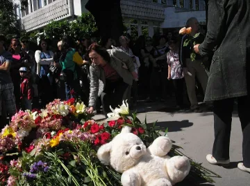 ОБЗОР: Майки на мълчалив бунт пред парламента заради малкия Паоло