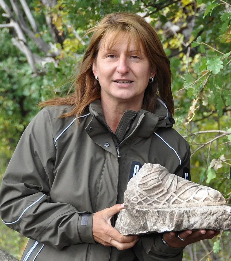 Майка на 3 деца вади руини край Великан