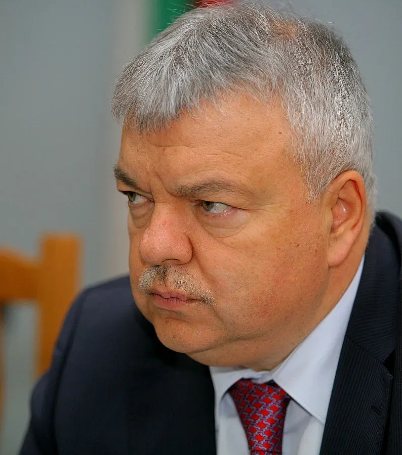 Запален ловец пое държавните гардове