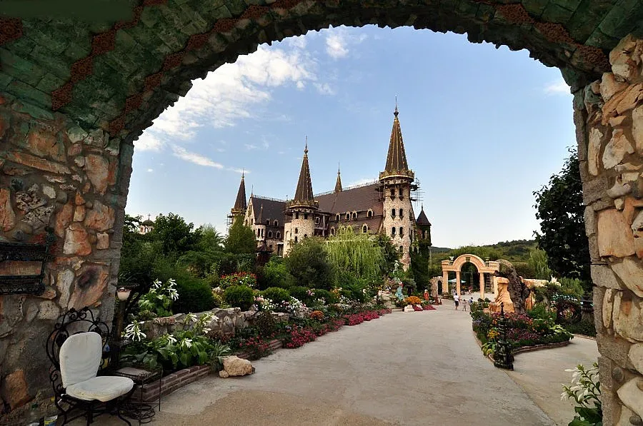 Замъкът - атракцията на Равадиново