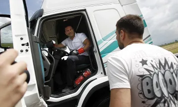 Пулеви въртяха волан с ръкавици