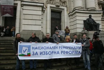 Инициаторите на изборния референдум с протест срещу Манолова