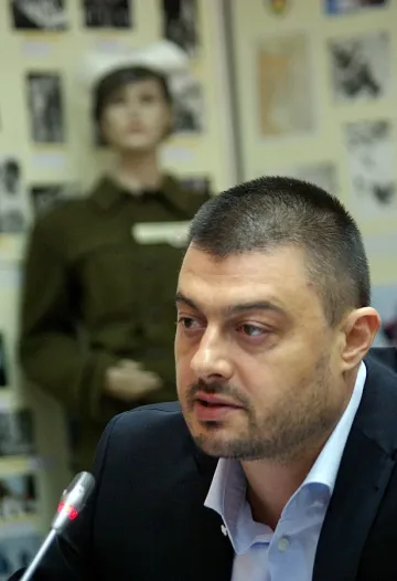 Бареков избира между консерватори и либерали