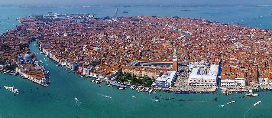 Кметът на Венеция в ареста за корупция