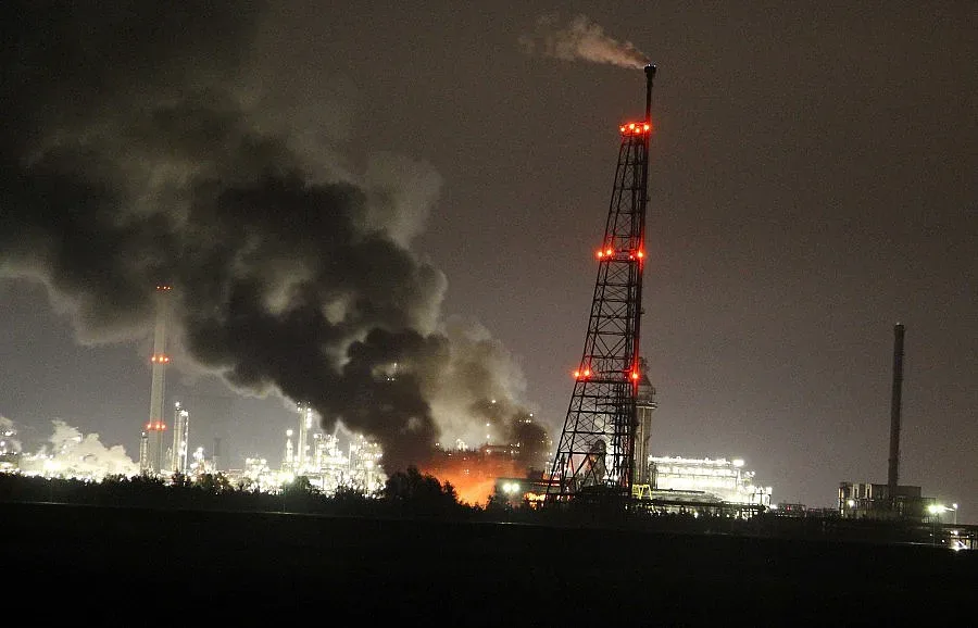 Експлозия и пожар в химически завод в Холандия