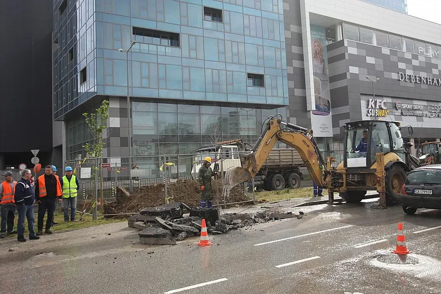 Спукан газопровод блокира бул. "България"