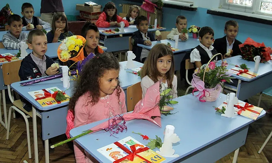 Директор в коридора заради първолаци