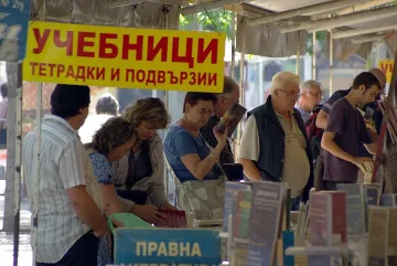 МОН и издателите на нож за учебниците