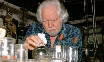 Почина "Кръстникът на екстазито"