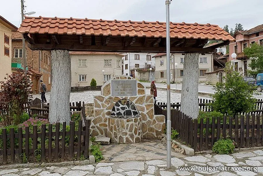 Църквата си поиска и храма в Добърско