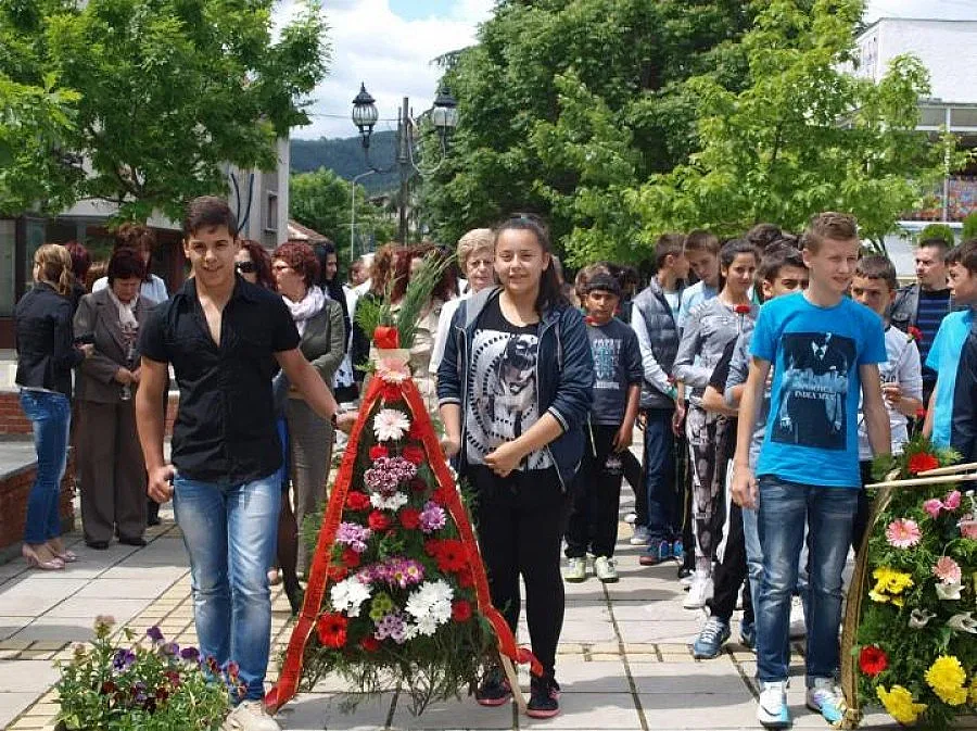 Деца отрупаха паметника на Христо Ботев с цветя