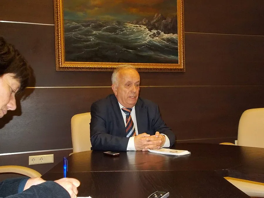 Училище учи деца, родители и учители на хранене и движение