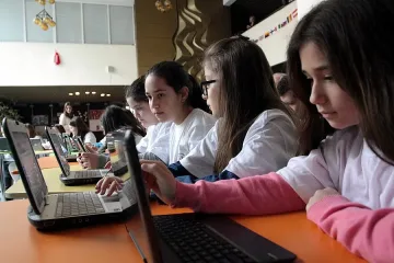 Клисарова поиска пълен контрол над учебниците