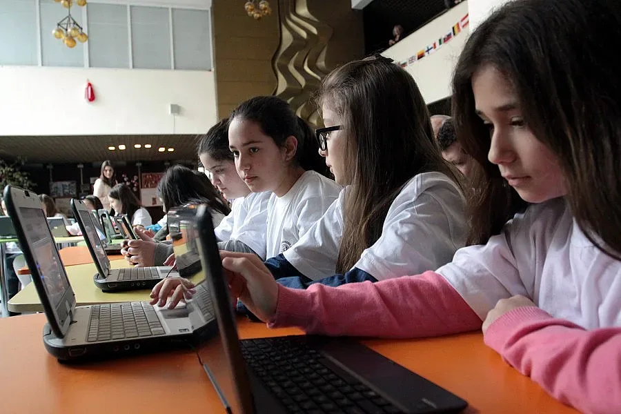 Клисарова поиска пълен контрол над учебниците