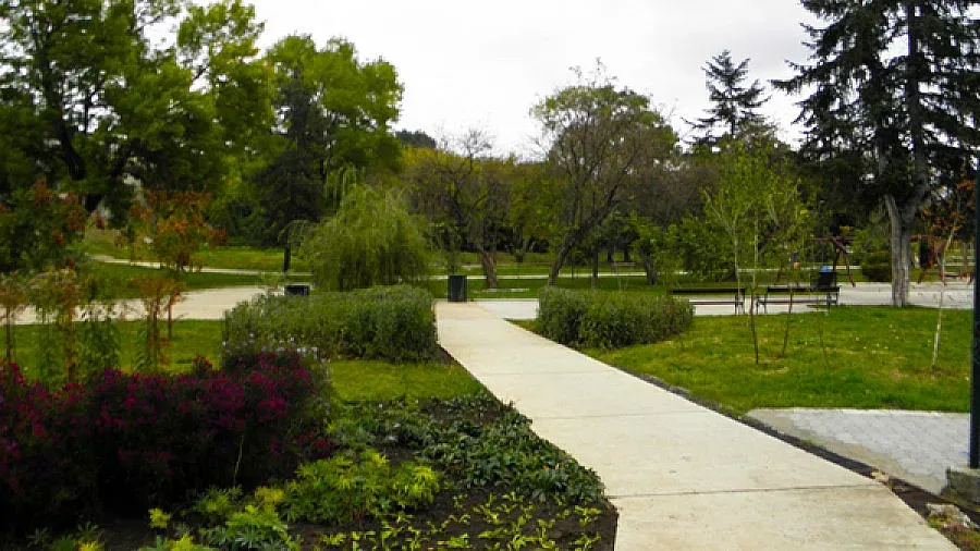 Дъждовете спряха ремонта на парка в Добрич