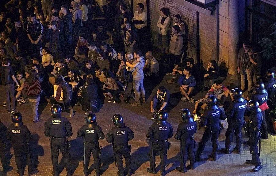 Нощ на сблъсъци и арести в Барселона