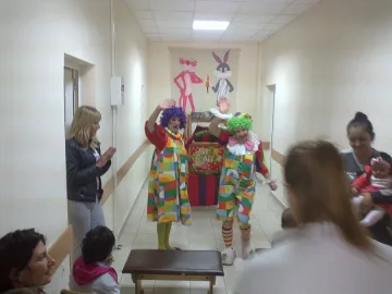 Клоуни зарадваха деца в МБАЛ - Благоевград