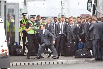 Комик опита да излети с английските национали