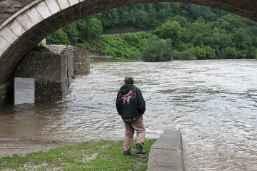 Селяни на смени дебнат Черни Лом