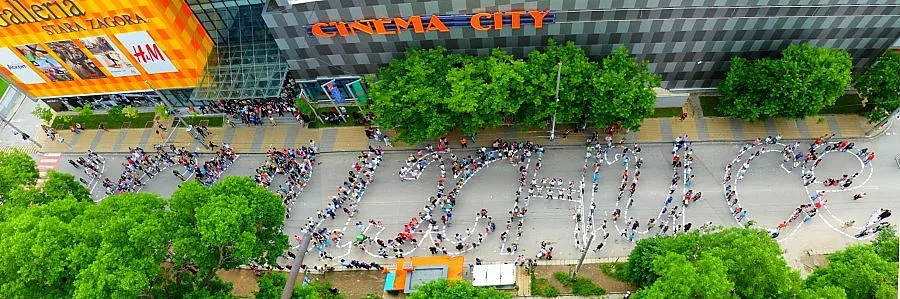 Флашмоб с 600 усмихнати старозагорчета