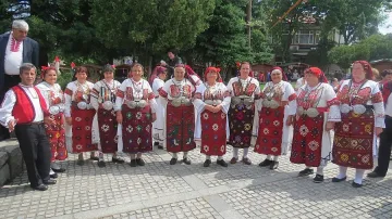 Стотици се надиграват и надпяват в Банско