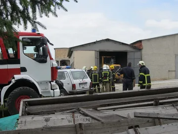 Горя склад с 16 тона химически вещества в "Каолин"