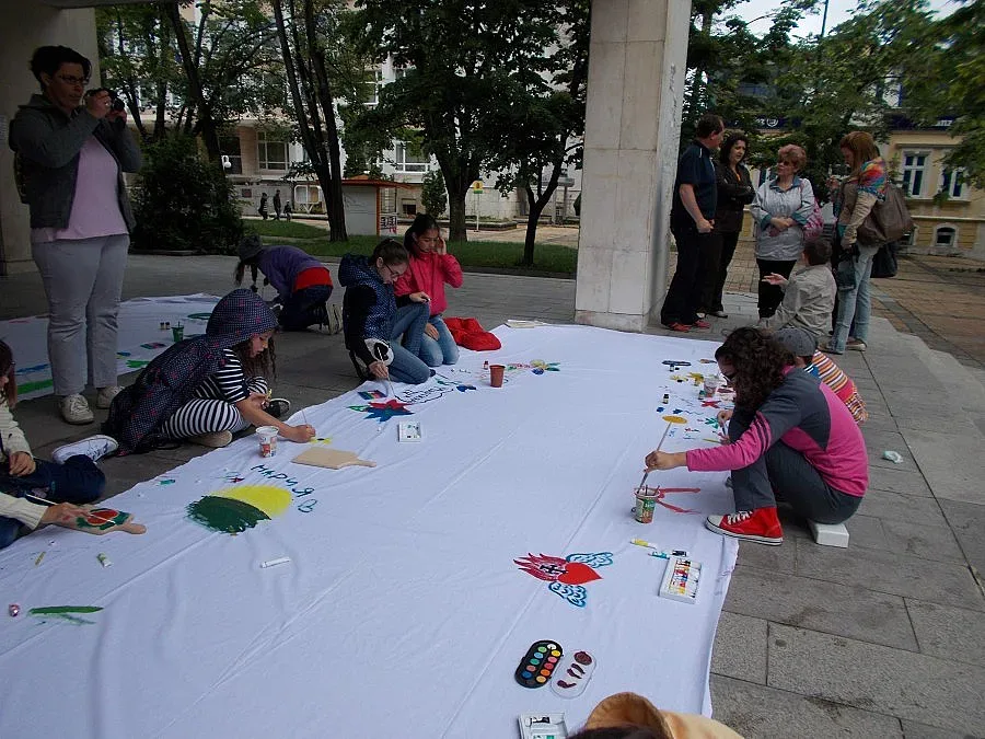 Майка пропътува 50 км, за да протестира в Деня на детето