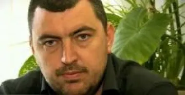 Приятелят на Бети шофьор на линейка