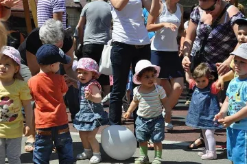 Радват болни деца с куклен театър за 1 юни