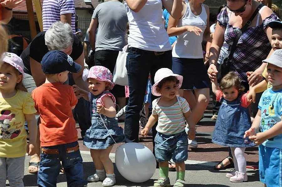 Радват болни деца с куклен театър за 1 юни