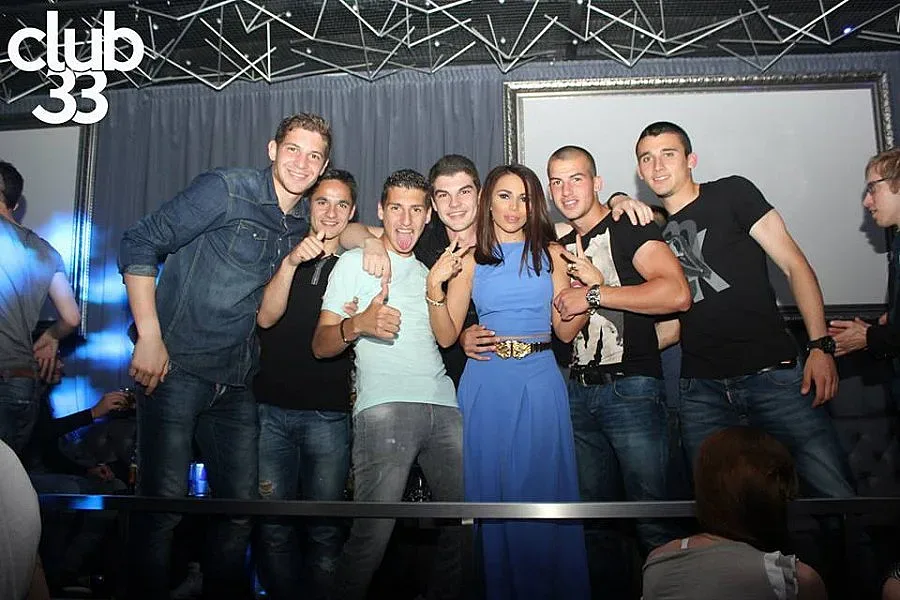 Юношите празнуват с Боби и снахата