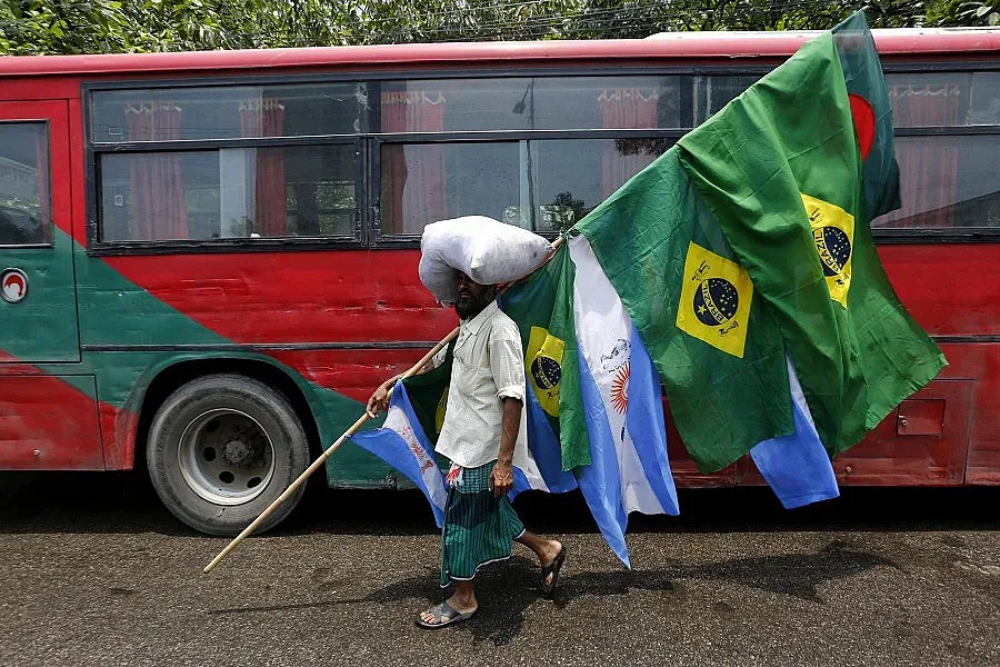 Билетите за световното паднаха до кутия цигари
