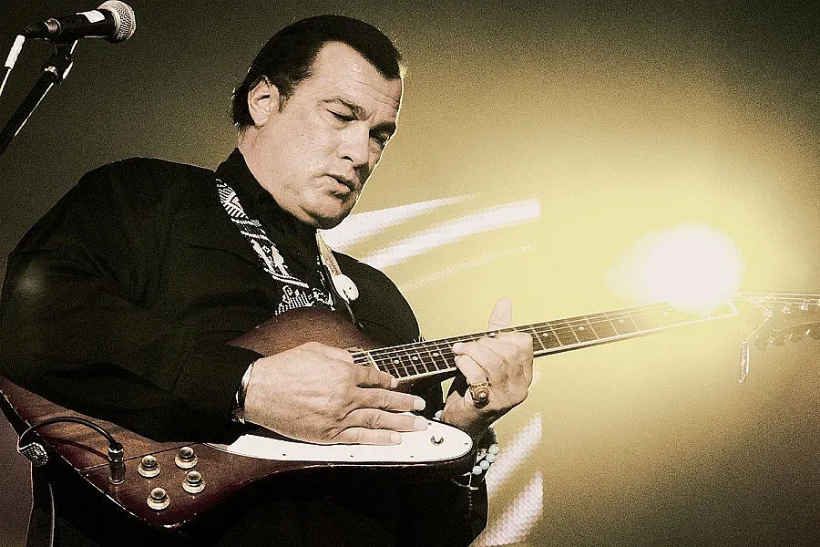 Лили и Сегал пеят на морето