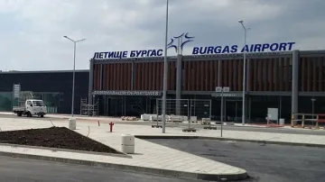 Терористи "превзеха" самолет в Бургас и хотел в Равда