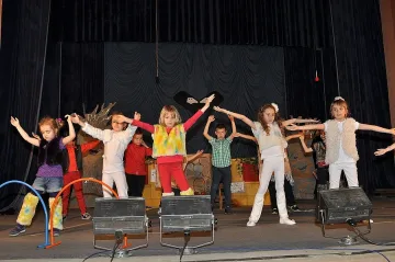 600 деца на „Лачени обувки”