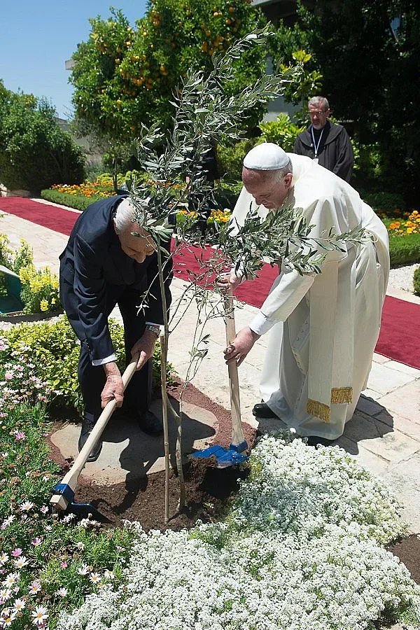 Ръководителите на Израел и Палестина се срещат при папата